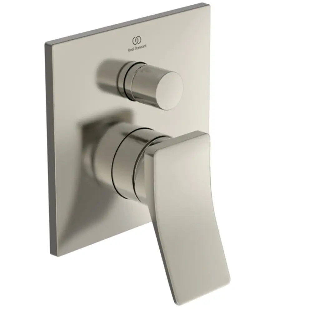 Ein Badezimmerarmatur von Ideal Standard mit einem rechteckigen Wandpaneel und einem Hebel zum Regulieren des Wasserflusses, sowie einem runden temperaturregulierenden Knopf.